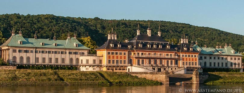 Schloss Pillnitz vom Wasser