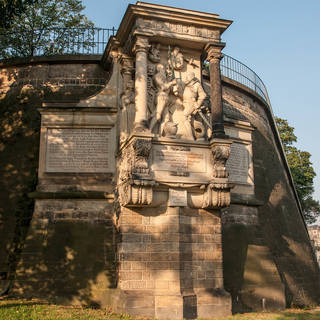 Moritzmonument an der Brühlschen Terrasse, Schrägaufnahme