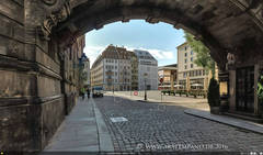 Blick durch den Brückenbogen am Schloss