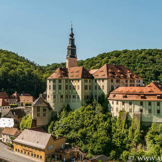 Schloss Weesenstein, Vorschloss östlich des Schlosses (li)