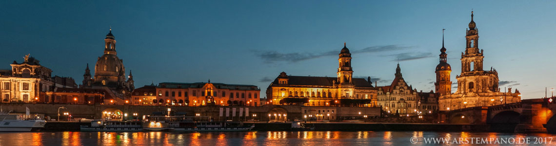 Elbfront der Altstadt Dresdens bei Nacht